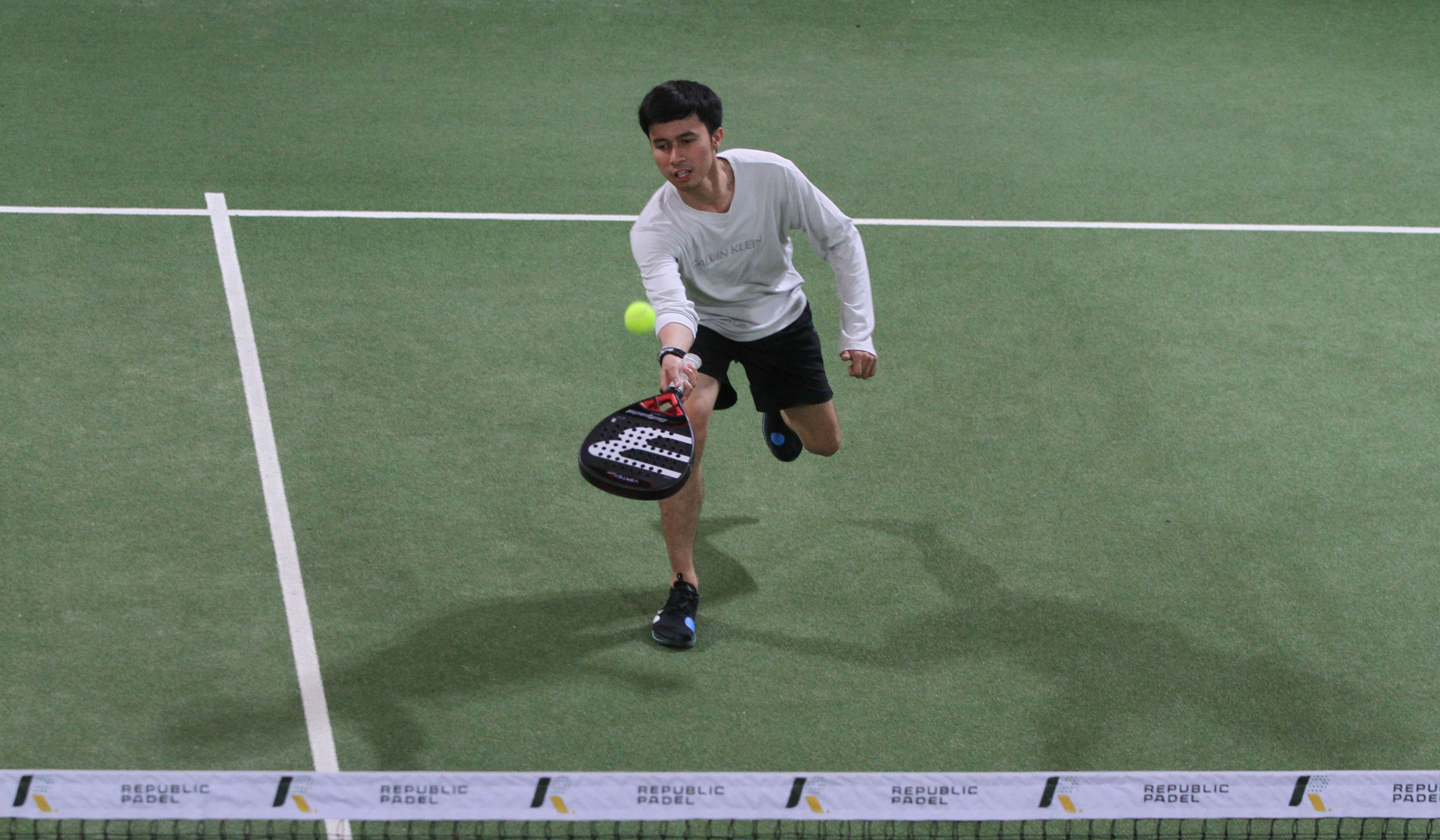 Pengunjung bermain padel di Jakarta. (Agus Priatna/SinPo.id)
