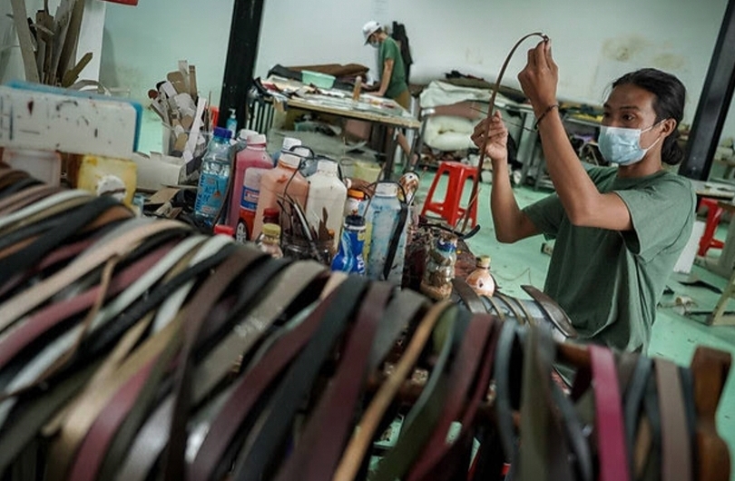 Ilustrasi UMKM pembuatan ikat pinggang (SinPo.id/ Dok. KemenUMKM)