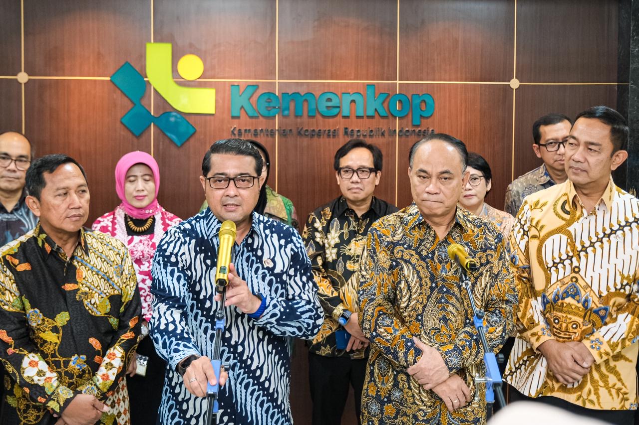 Menekraf Teuku Riefky Harsya dan Menkop Budi Arie Setiadi usai menandatangani MoU mengenai Sinergi Ekonomi Kreatif dan Koperasi. (SinPo.id/Dok. Kemenekraf)