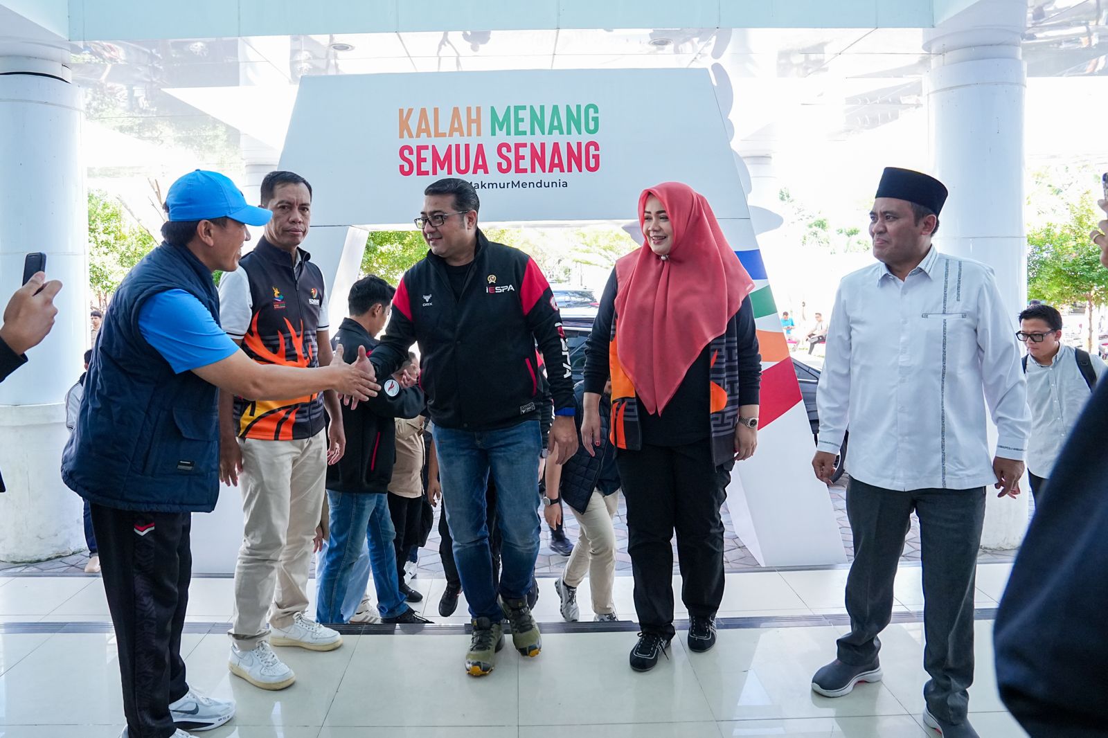 Menekraf Teuku Riefky Harsya membuka cabang esports OPT dalam FORNAS VIII 2025. (SinPo.id/Dok. Kemenekraf)