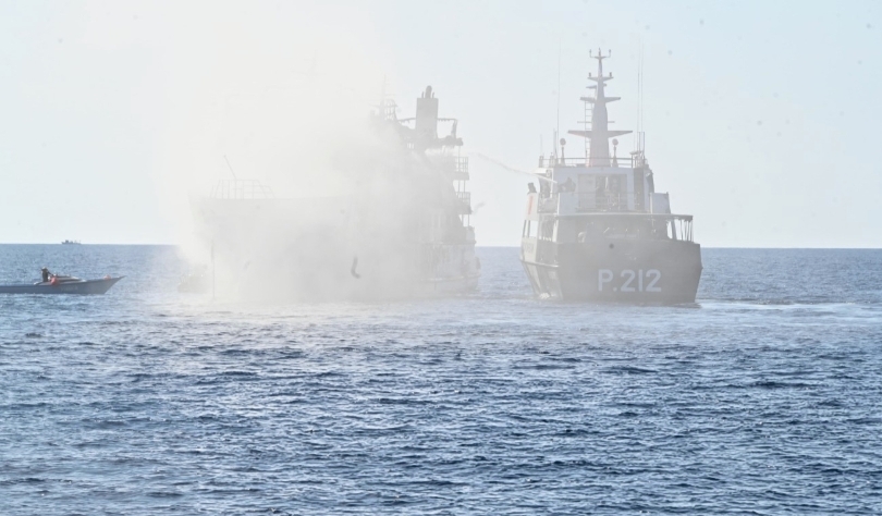 Ilustrasi pendinginan KM Barcelona yang terbakar (SinPo.id/ Dok. Kemenhub)