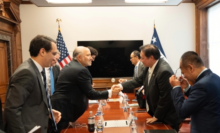 Menko Perekonomian Airlangga Hartarto bersalaman dengan U.S. Secretary of Commerce, Howard Lutnick. (SinPo.id/dok. Ekon)