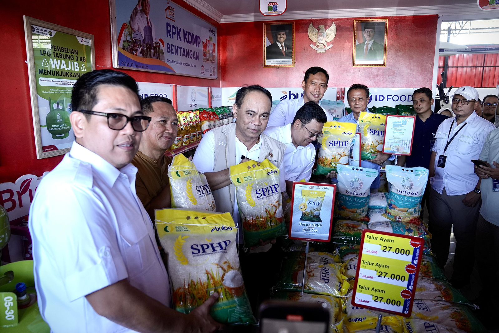 Menkop Budi Arie Setiadi meninjau persiapan peresmian Kopdes Merah Putih (SinPo.id/ Dok. Kemenkop)