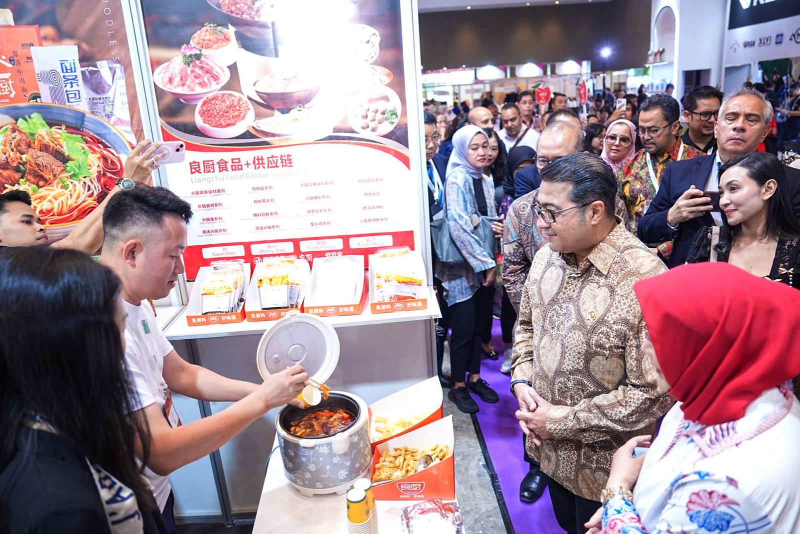 Menteri Ekonomi Kreatif (Menekraf) Teuku Riefky Harsya membuka Food & Hospitality Indonesia (FHI) 2025. (SinPo.id/Dok. Kemenekraf)