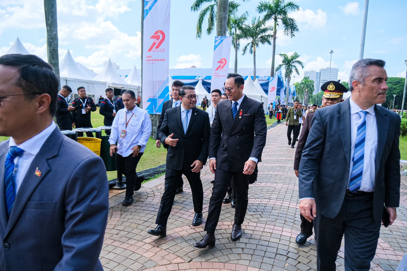 Menteri Ekonomi Kreatif (Menekraf) Teuku Riefky Harsya menghadiri Upacara Peringatan Hari Bhayangkara ke-79 di Monas. (SinPo.id/Dok. Kemenekraf)