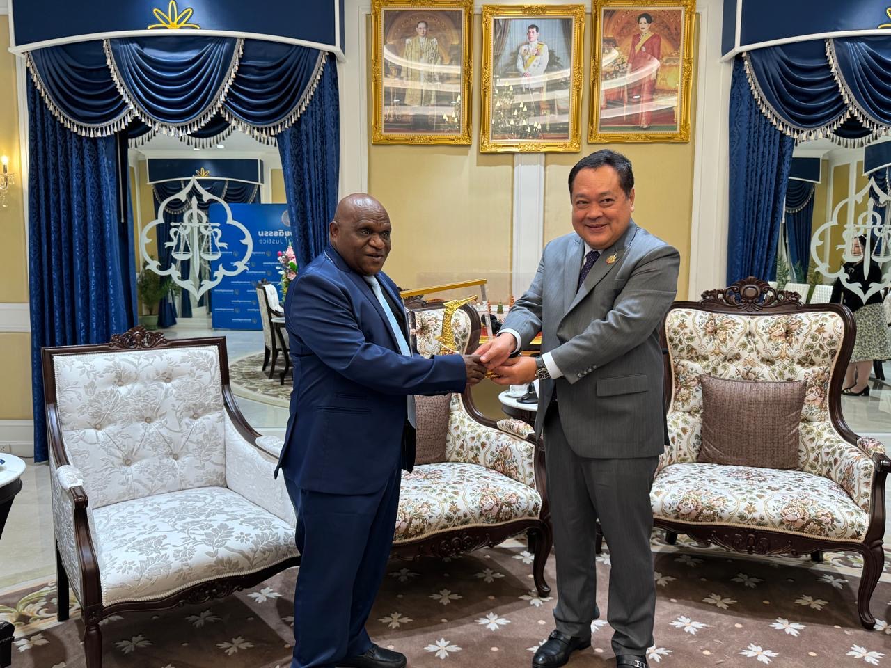 Menteri HAM Natalius Pigai dan Menteri Keadilan Thailand H.E. Pol. Col. Tawee Sodsong. (SinPo.id/Kementerian HAM)