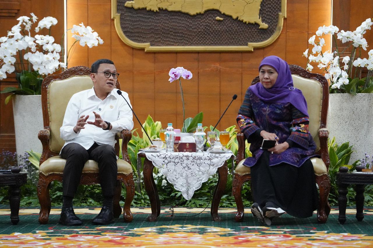 Menteri P2MI Abdul Kadir Karding dan Gubernur Jawa Timur Khofifah Indar Parawansa. (SinPo.id/dok. KP2MI)