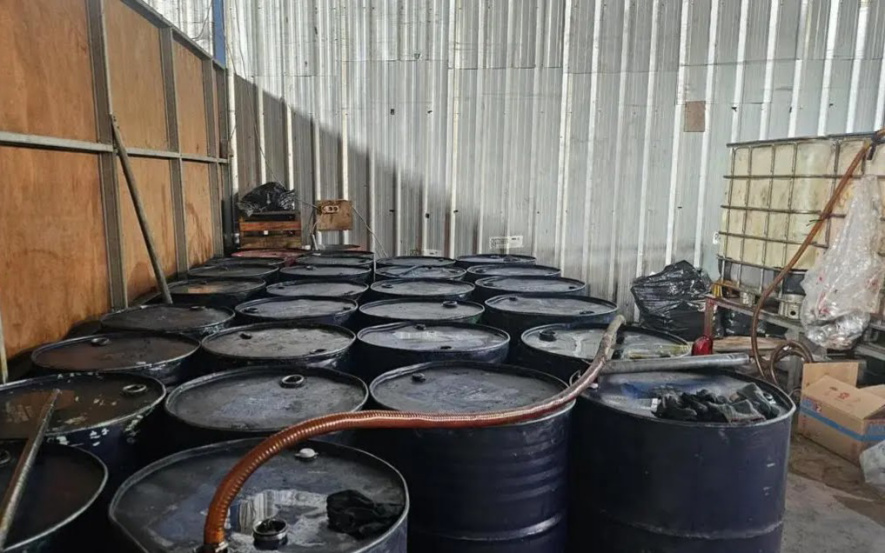 Barang bukti oli palsu yang diproduksi di Tangerang (SinPo.id/Dok.Polres Metro Tangerang)