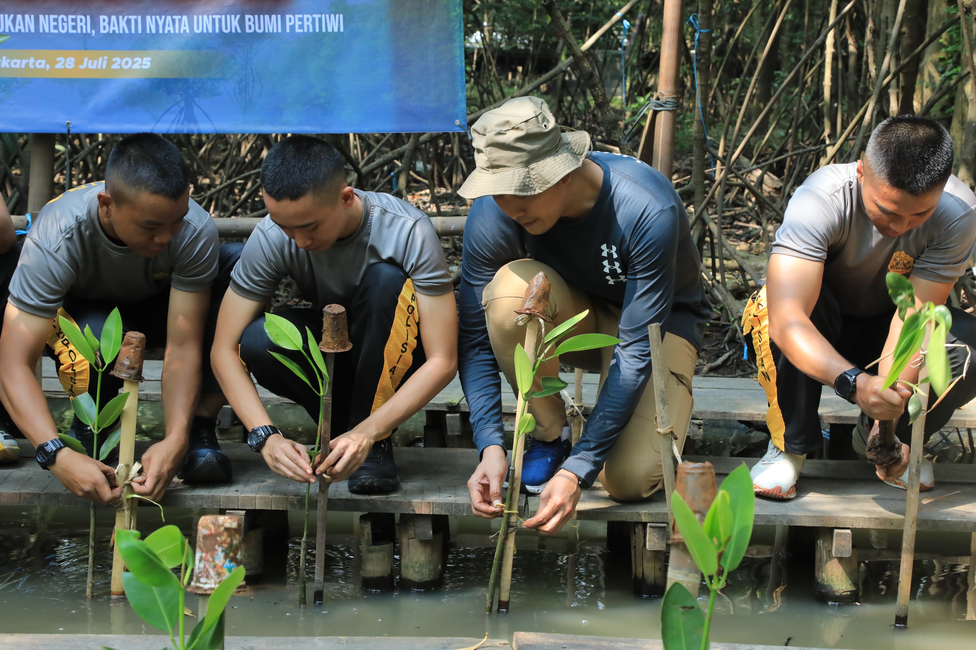 Anggota Taruna Akademi Kepolisian (Akpol) saat menanam pohon bakau (SinPo.id/Dok.Polri)