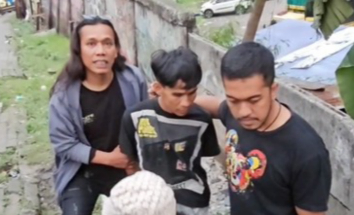 Pelaku penusuk saat ditangkap polisi (SinPo.id/Dok.PMJ)