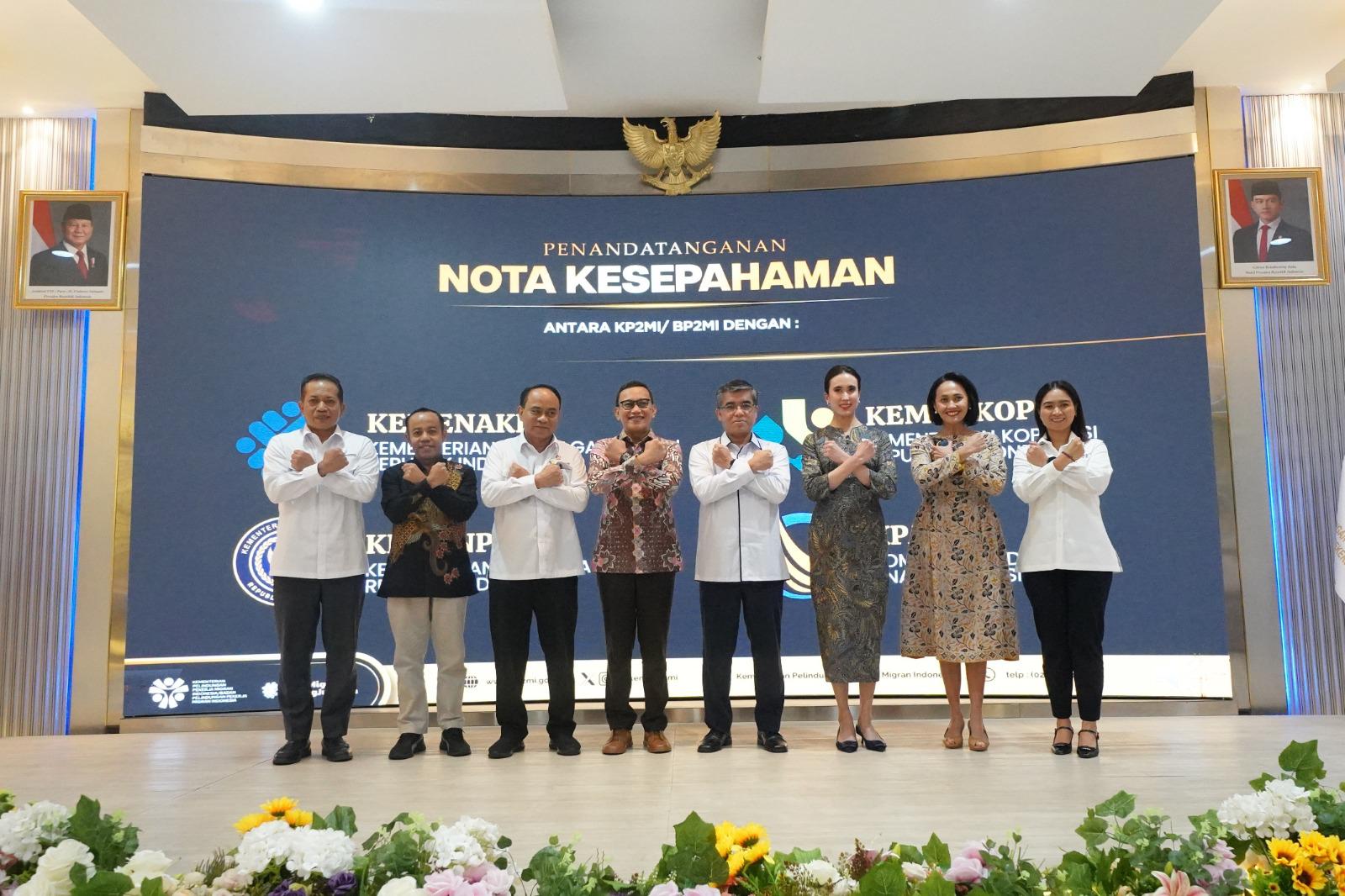 Menteri P2MI Abdul Kadir Karding MoU dengan Menteri Kabinet Merah Putih (SinPo.id/Tio Pirnando)
