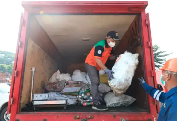 Petugas mengumpulkan sampah di Jakarta. (SinPo.id/Dinas Lingkungan Hidup DKI Jakarta)