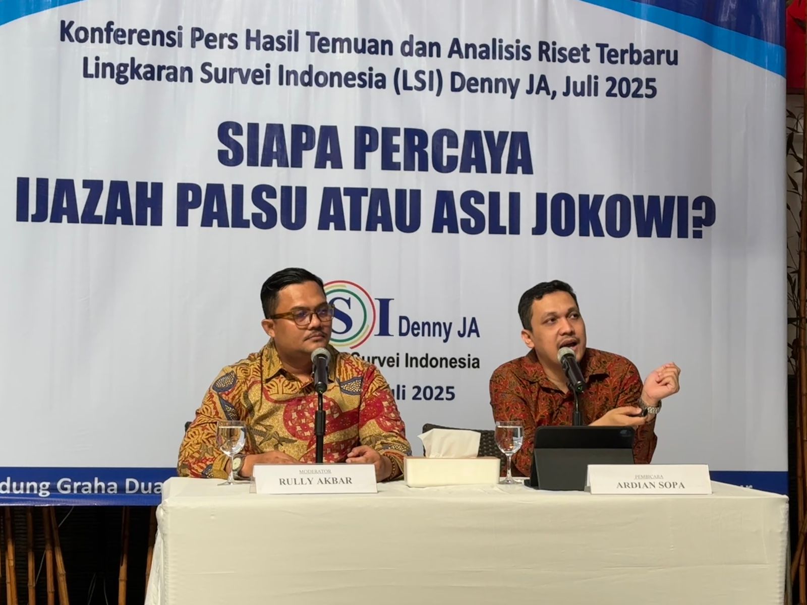 Peneliti LSI Denny JA, Ardian Sopa dalam rilis survei LSI Denny JA pada Rabu, 30 Juli 2025. (SinPo.id/Istimewa)