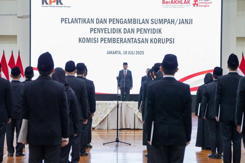 Ketua Komisi Pemberantasan Korupsi Setyo Budiyanto (tengah) saat melantik sembilan penyelidik dan 31 penyidik baru di Gedung Merah Putih KPK, Jakarta. (SinPo.id/Dok. KPK)