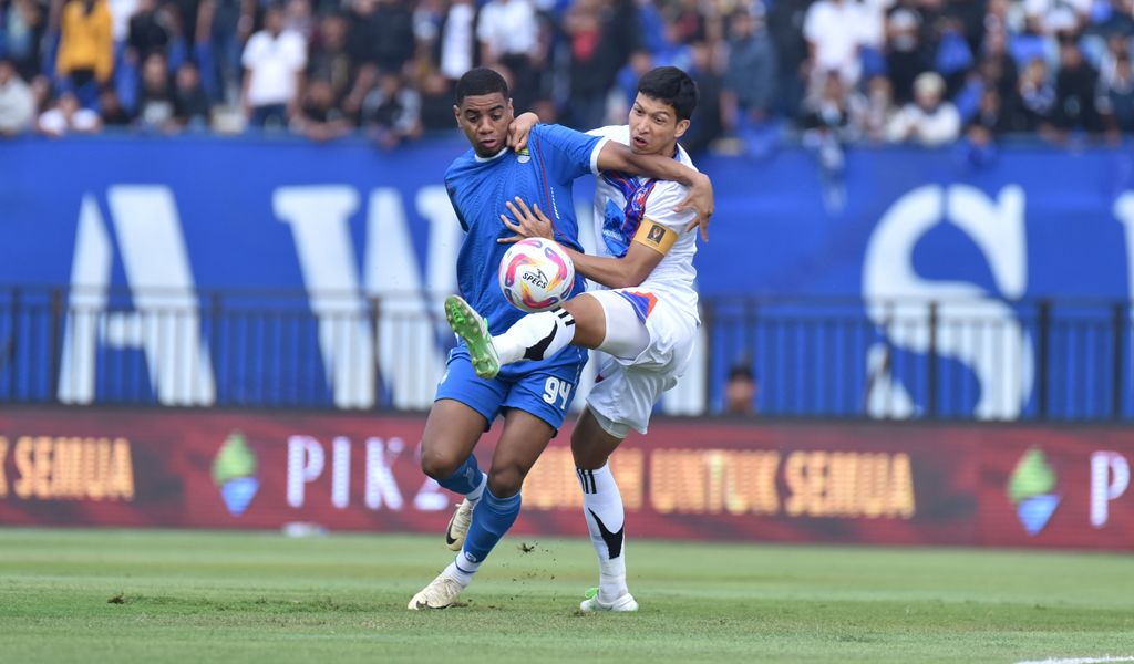 Striker Persib, Uilliam Barros Perreira dikawal kapten Port FC Tanaborn Kesarat (SinPo.id/ Dok. Persib