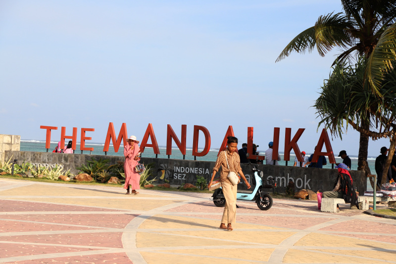 Menikmati keindahan Pantai Kuta Mandalika yang terletak di Lombok Tengah wisatawan bisa menikmati aktivitas berenang dan snorkeling (Ashar/SinPo.id)