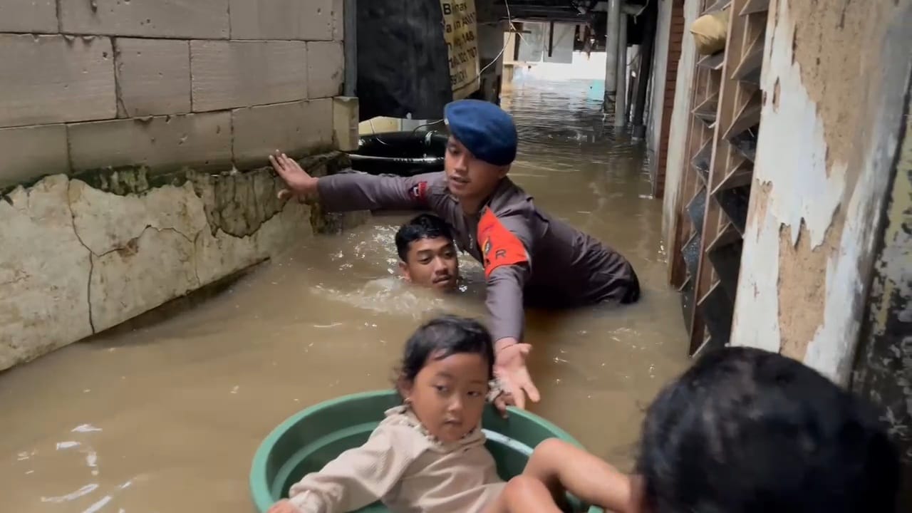 Anggota saat melakukan evakuasi korban banjir di Kebon Pala, Jaktim (SinPo.id/Dok.PMJ)