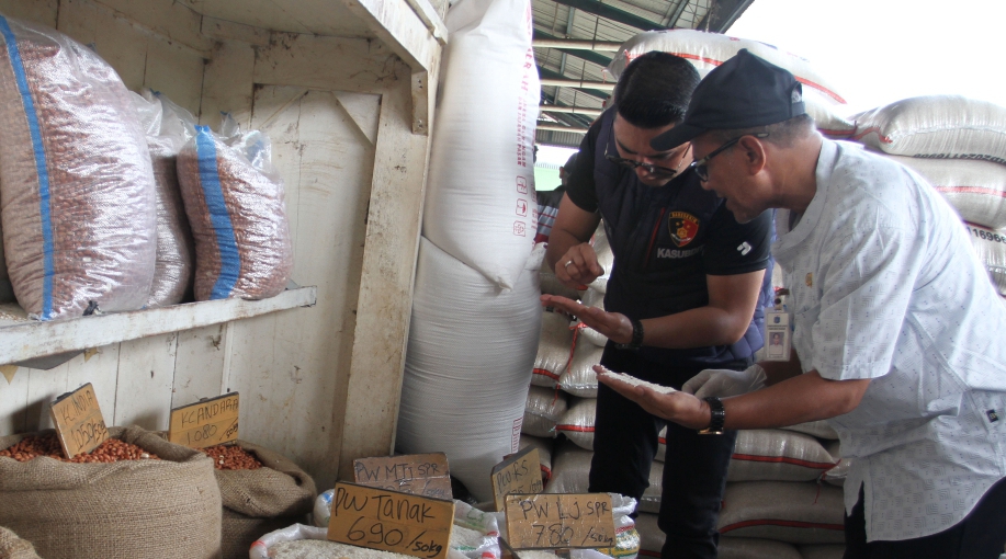 Satgas pangan lakukan sidak ke Pasar Induk Cipinang (SinPo.id/ Agus Priatna)