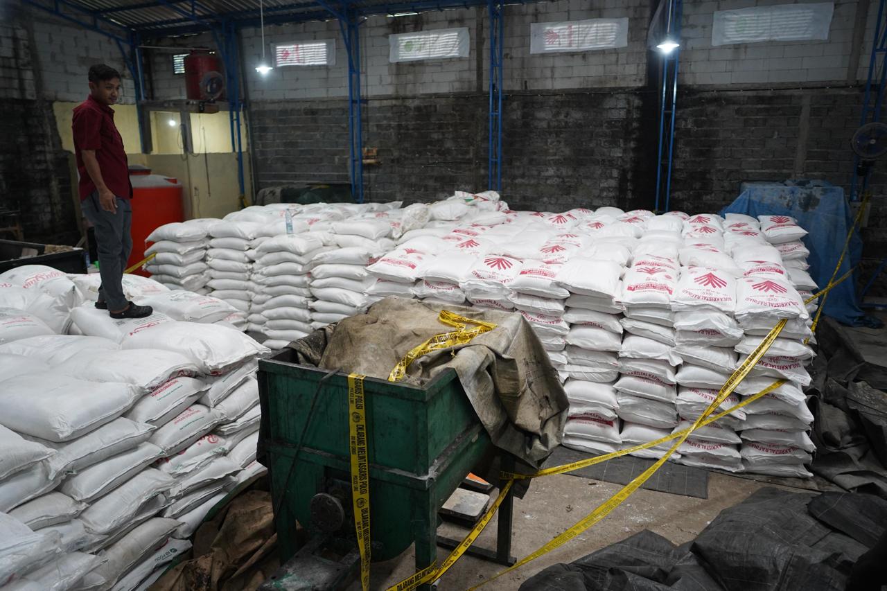 Polisi Bongkar Praktik Gula Oplosan Tak SNI di Banyumas (SinPo.id/HumasPolri)