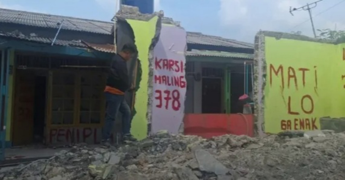 Kontrakan yang dijual pelaku dirobohkan ahli waris (SinPo.id/Instagram)