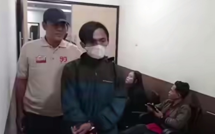 Pelaku seorang kurir Narkoba saat ditangkap (SinPo.id/Dok.Polres Jakbar)
