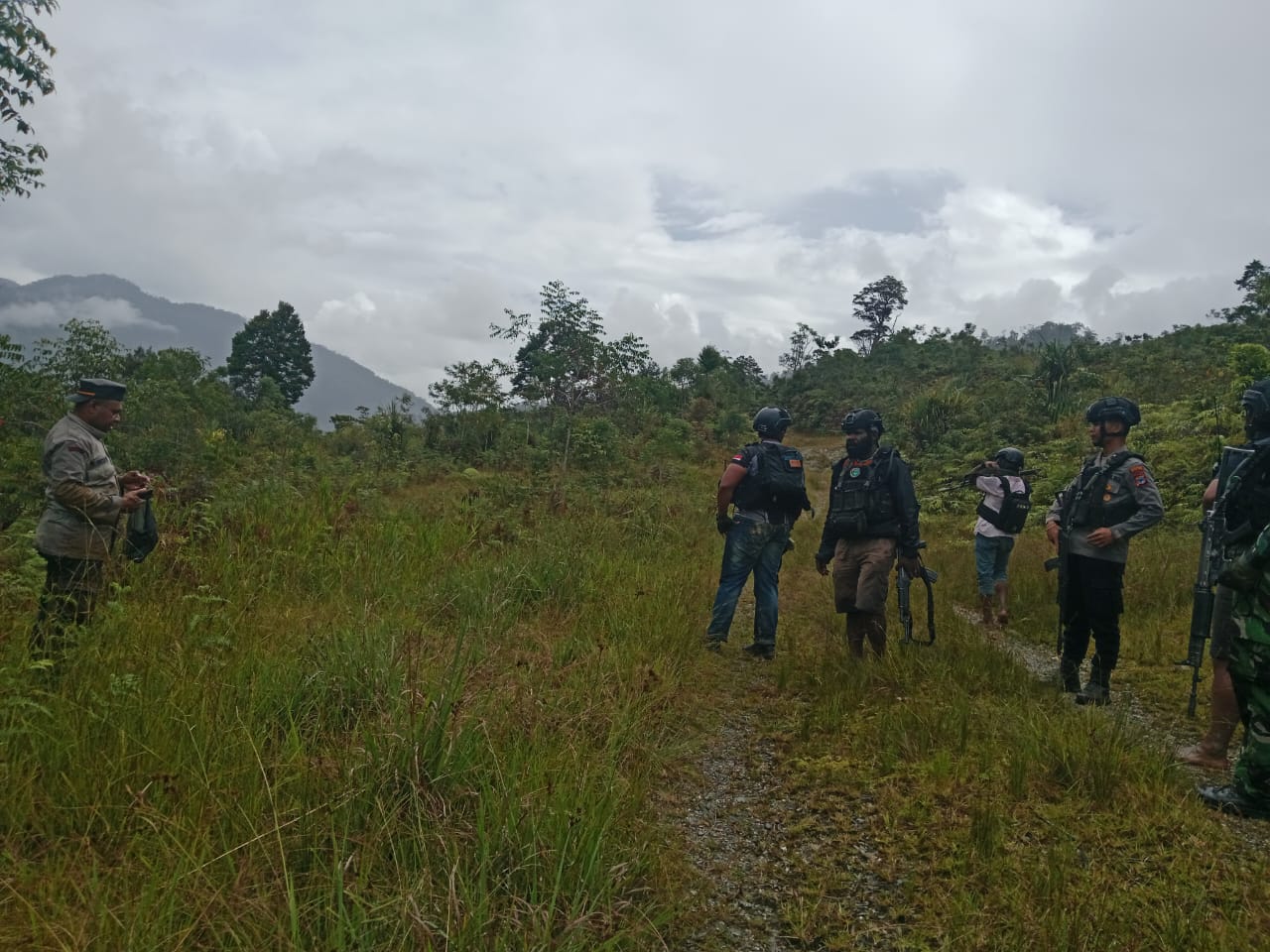 Aparat berjaga di sekitar Bandara Sugapa (SinPo.id/ Humas Polri)