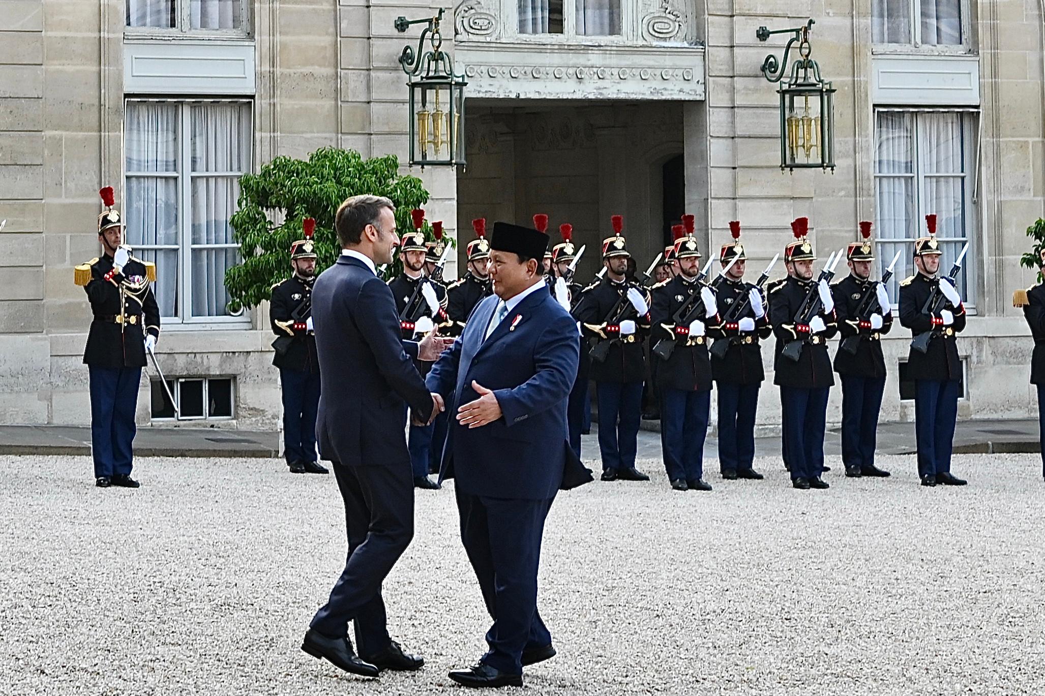 Presiden RI Prabowo Subianto bersama Presiden Prancis Emmanuel Macron (SinPo.id/Setpres)