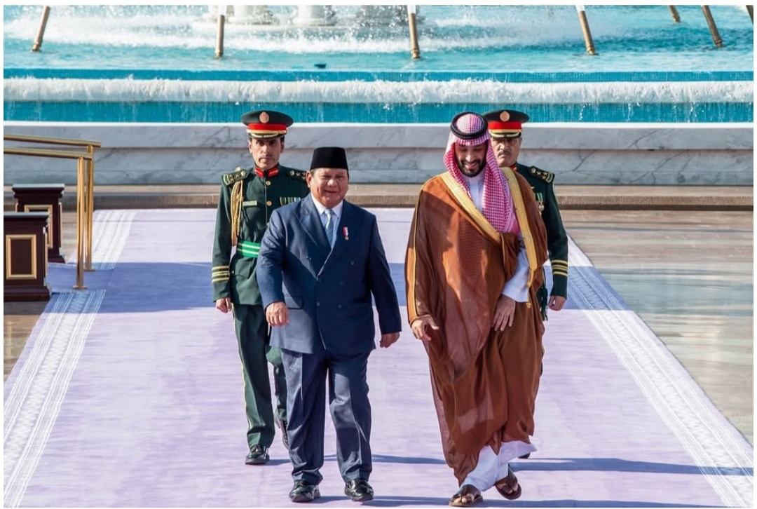Presiden Prabowo Subianto disambut hangat oleh yang Perdana Menterin Arab Saudi Mulia Pangeran Mohammed bin Salman Al Saud di Istana Salam Jeddah (Ashar/Foto:BiroSetpres/SinPo.id)
