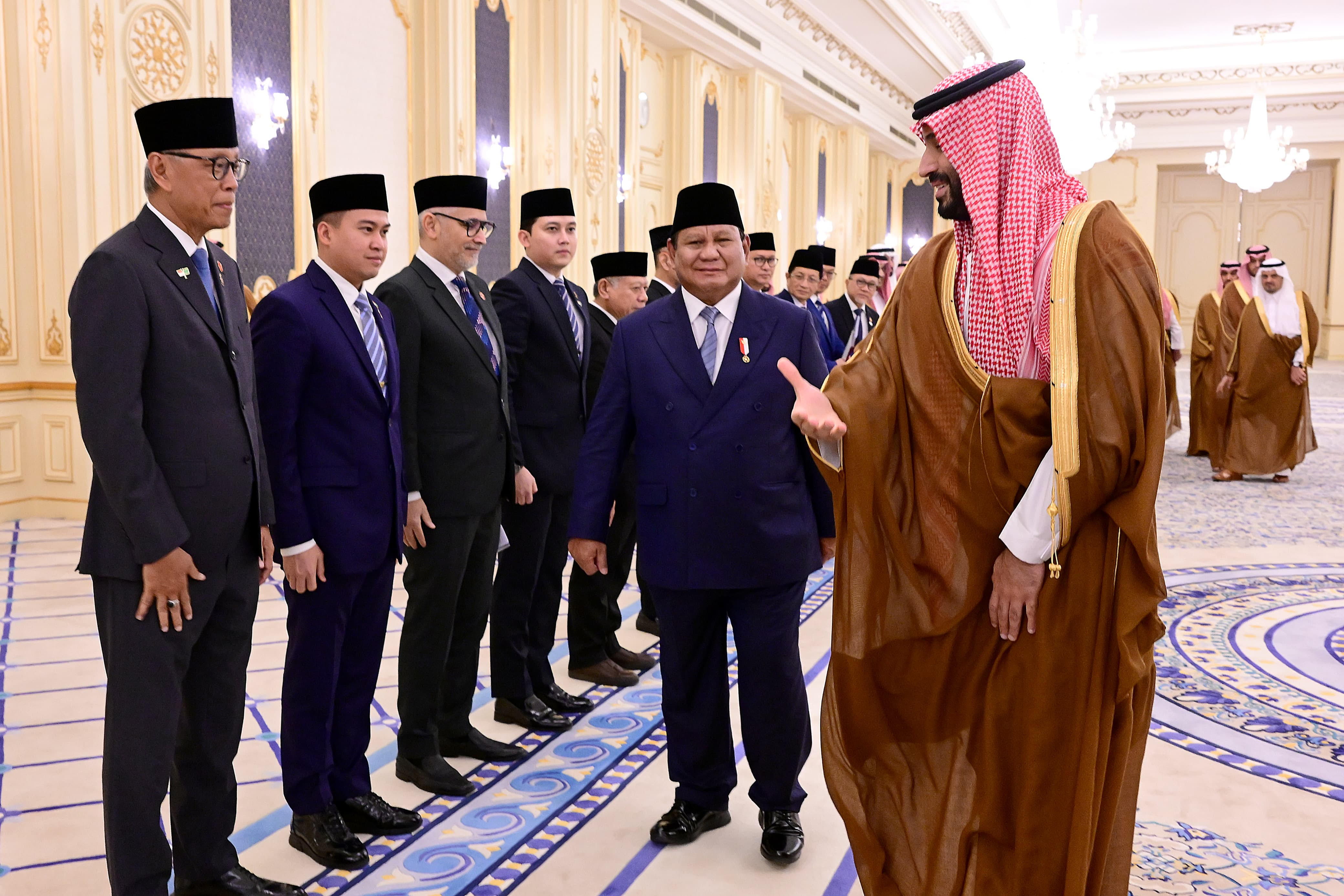 Presiden Prabowo Subianto bertemu Perdana Menteri Kerajaan Arab Saudi, Pangeran Mohammed bin Salman bin Abdulaziz Al Saud (MBS), di Istana Al-Salam, Jeddah. (SinPo.id/Sekretariat Presiden)
