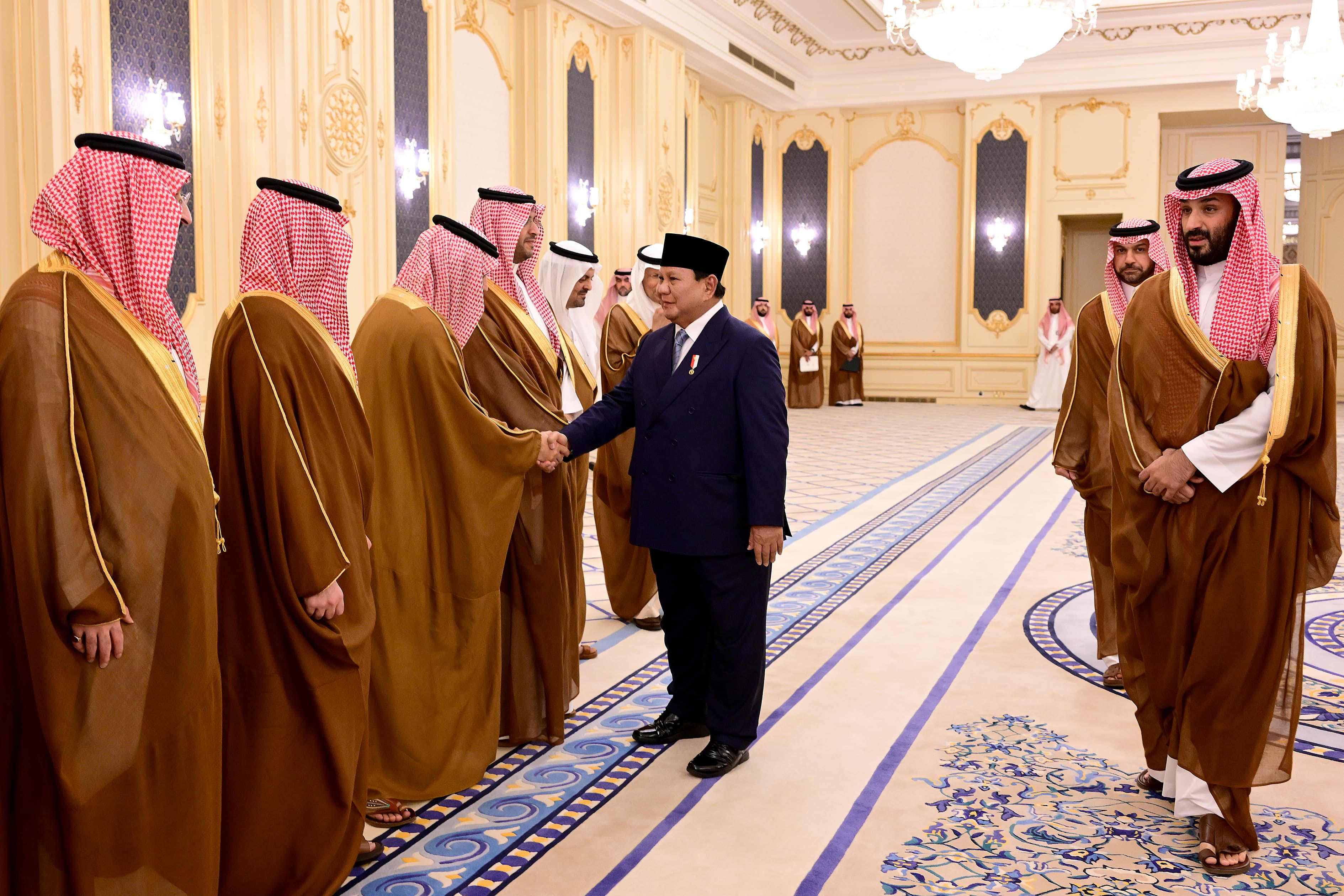 Presiden Prabowo Subianto bertemu Perdana Menteri Kerajaan Arab Saudi, Pangeran Mohammed bin Salman bin Abdulaziz Al Saud (MBS), di Istana Al-Salam, Jeddah. (SinPo.id/Sekretariat Presiden)