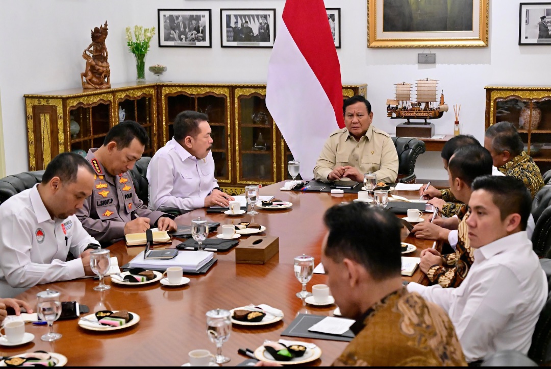 Presiden Prabowo Subianto memimpin rapat terbatas bersama sejumlah Menteri Kabinet Merah Putih di Istana Merdeka (SinPo.id/Setpres)