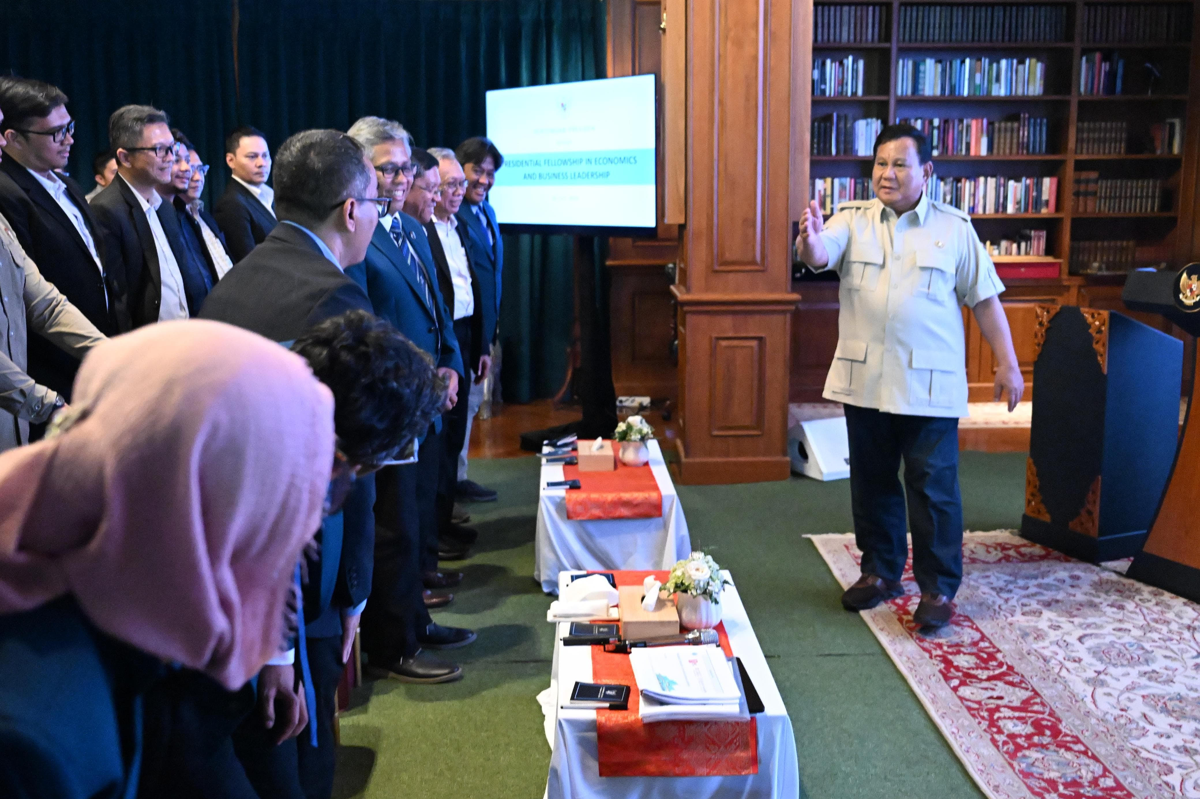 Presiden RI Prabowo Subianto, menggelar pertemuan khusus dengan 82 profesional muda Indonesia. (SinPo.id/Sekretariat Presiden)