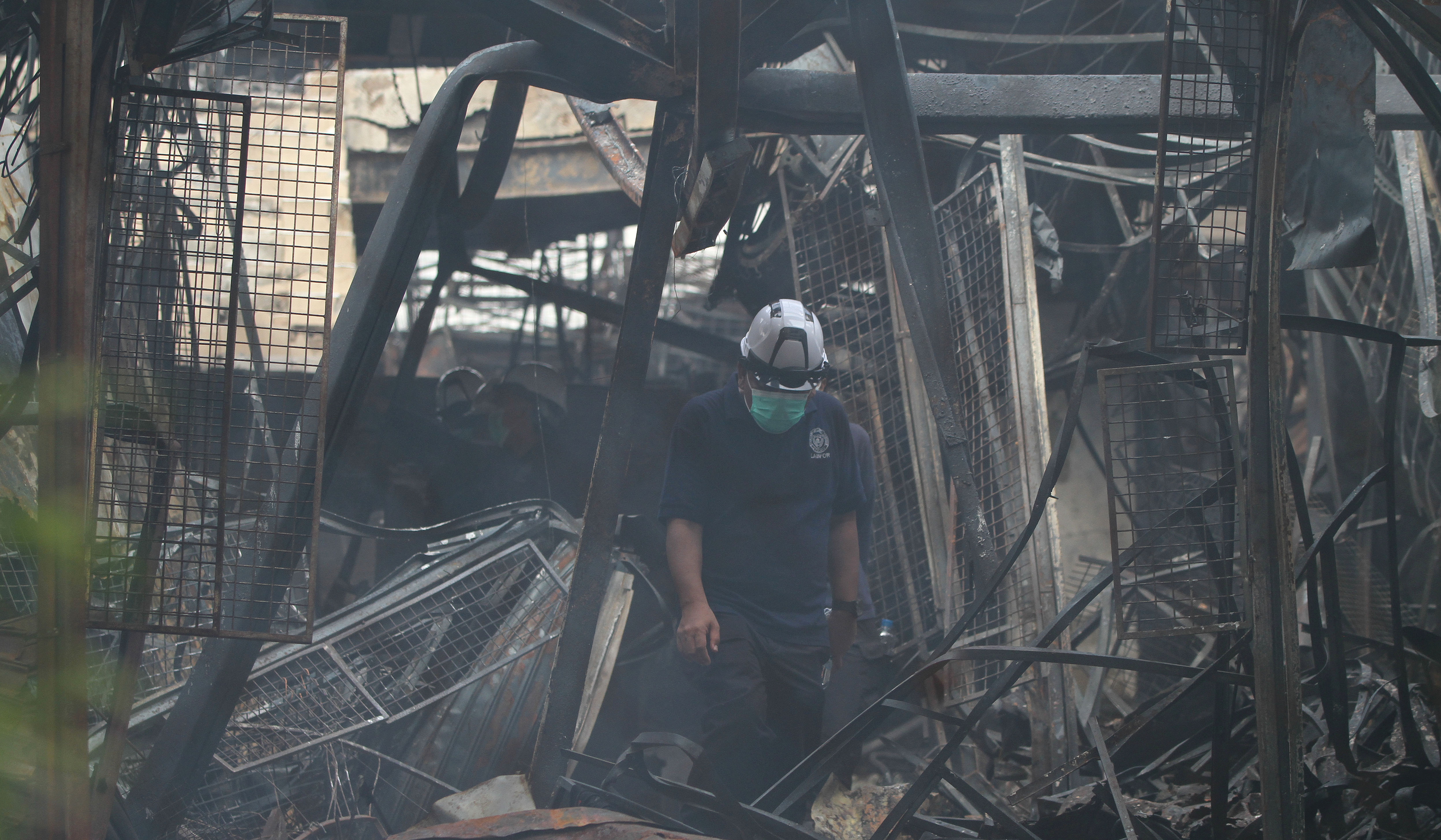 Puslabfor Polri olah TKP kebakaran Pasar Taman Puring. (Agus Priatna/SinPo.id)