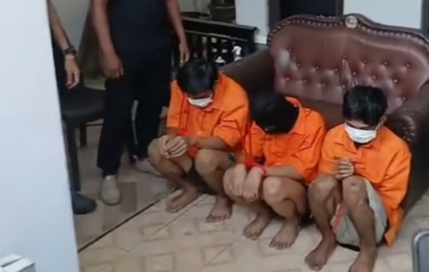 Ketiga pelaku di lokasi rekonstruksi (SinPo.id/Dok.PMJ)