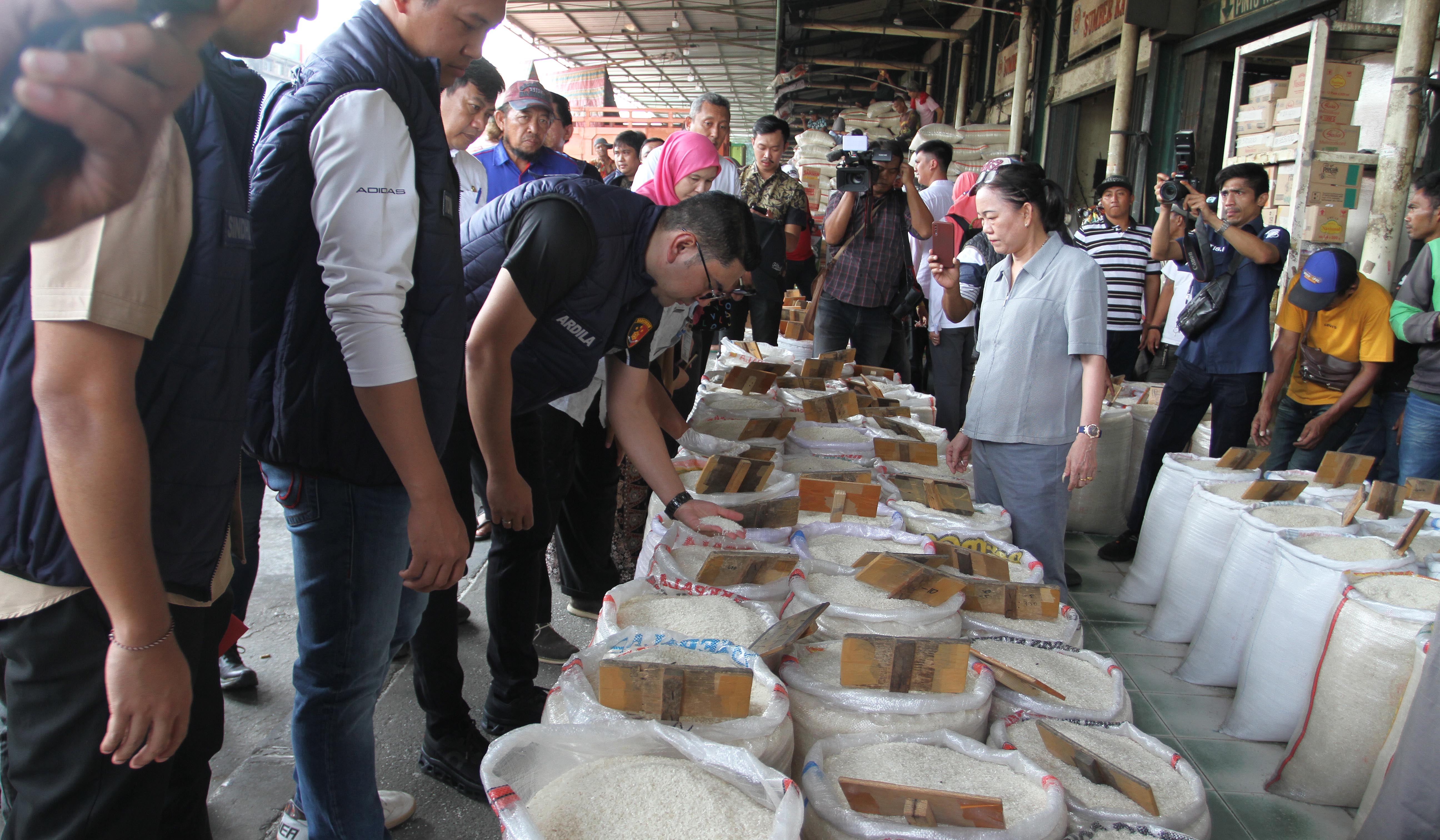 Satgas pangan lakukan sidak ke Pasar Induk Cipinang. (Agus Priatna/SinPo.id)