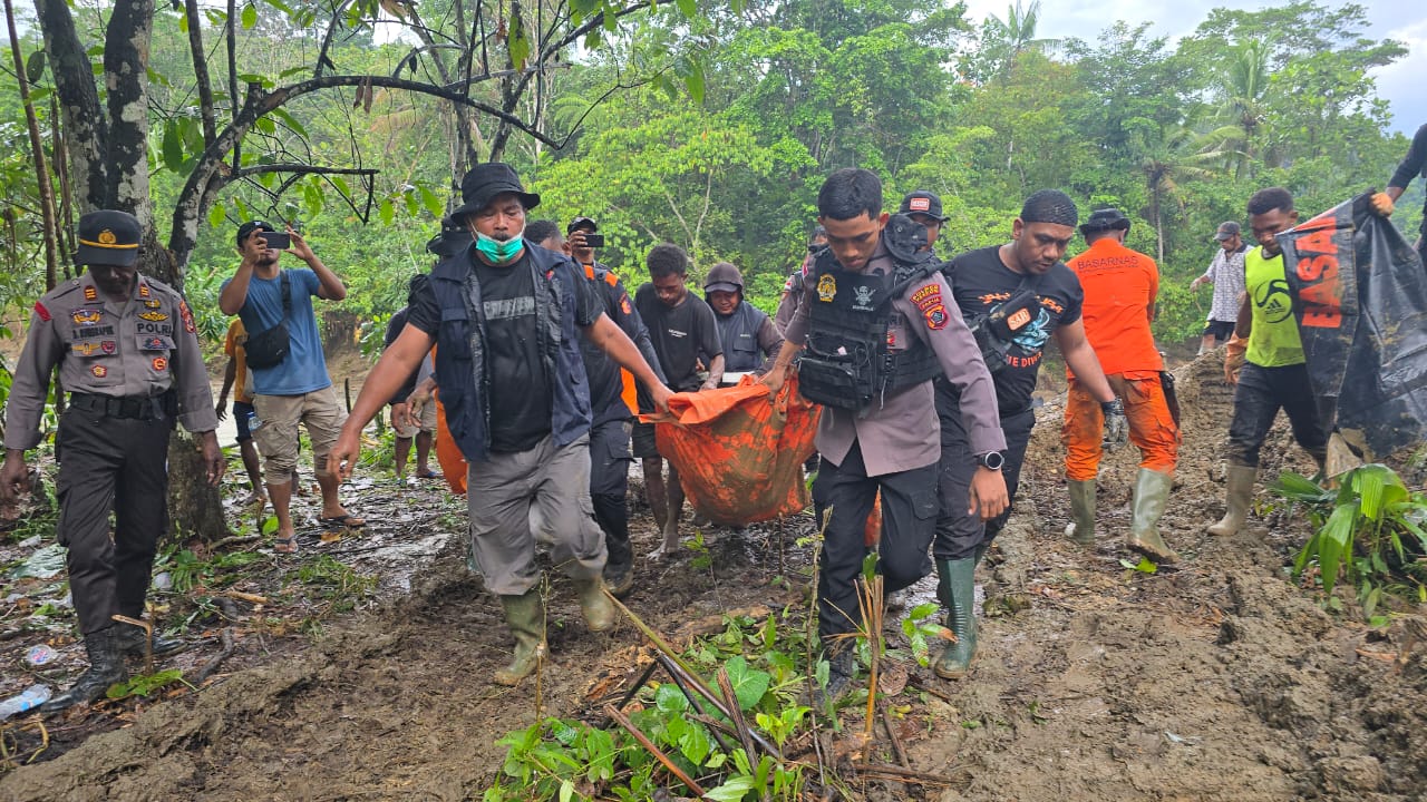 Evakuasi korban tanah longsor Keerom (SinPo.id/ Humas Polri)