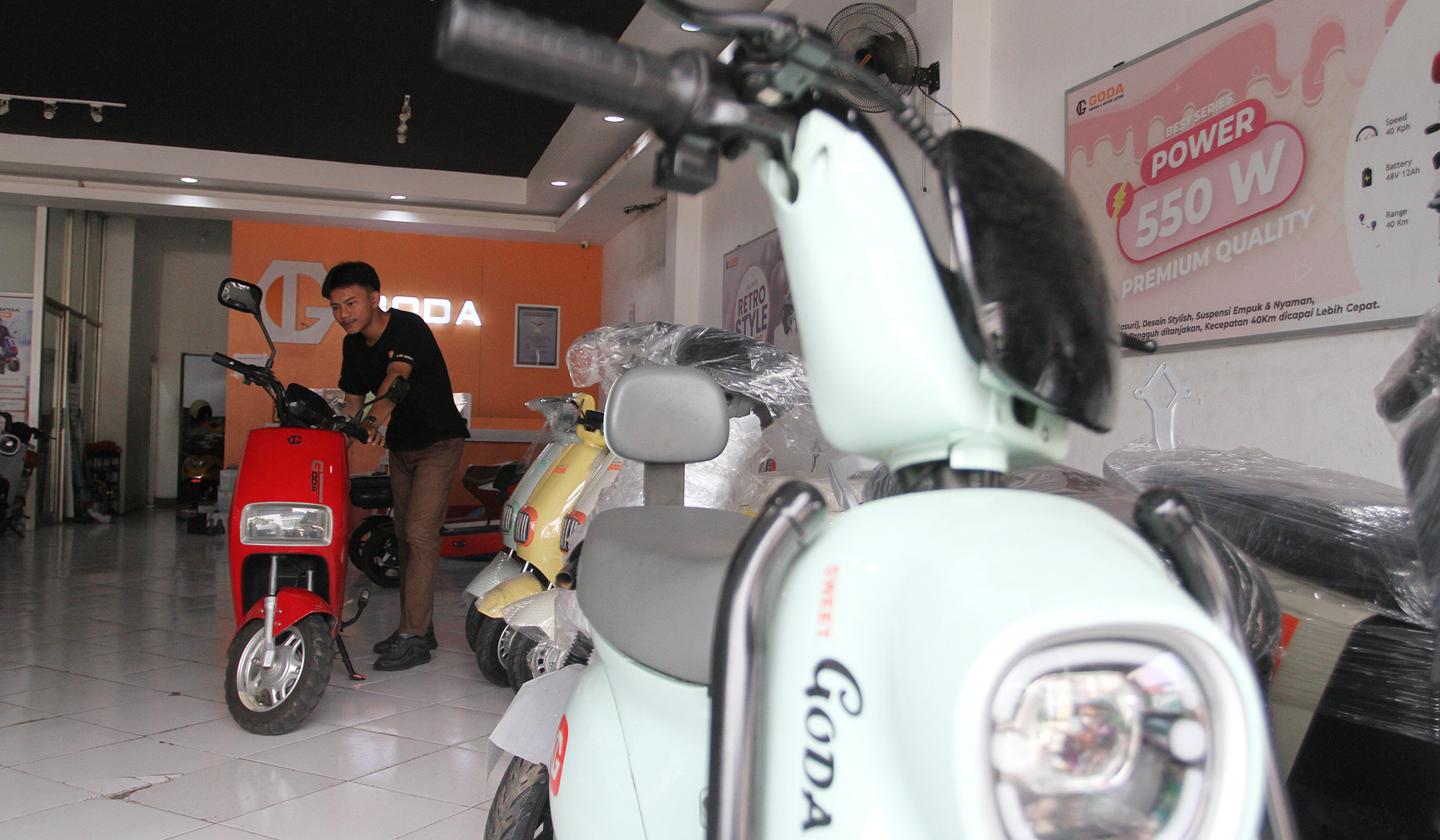 Pekerja melakukan pengecekan motor listrik di salah satu showroom di Jakarta, Senin (7 Juli 2025).