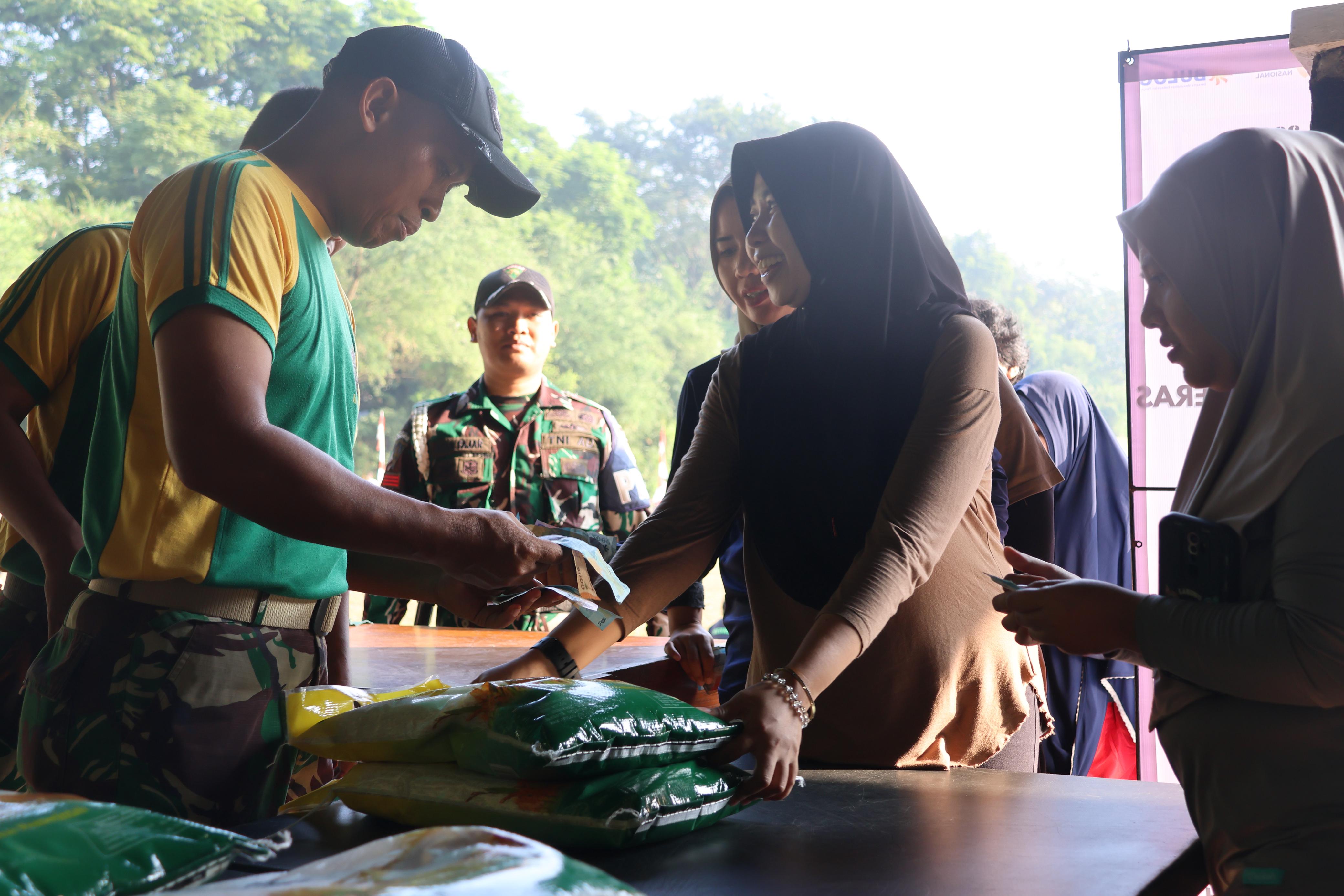 Gerakan Pangan Murah yang diinisiasi BULOG bersama TNI di Cilodong (SinPo.id/ Dok. BULOG)