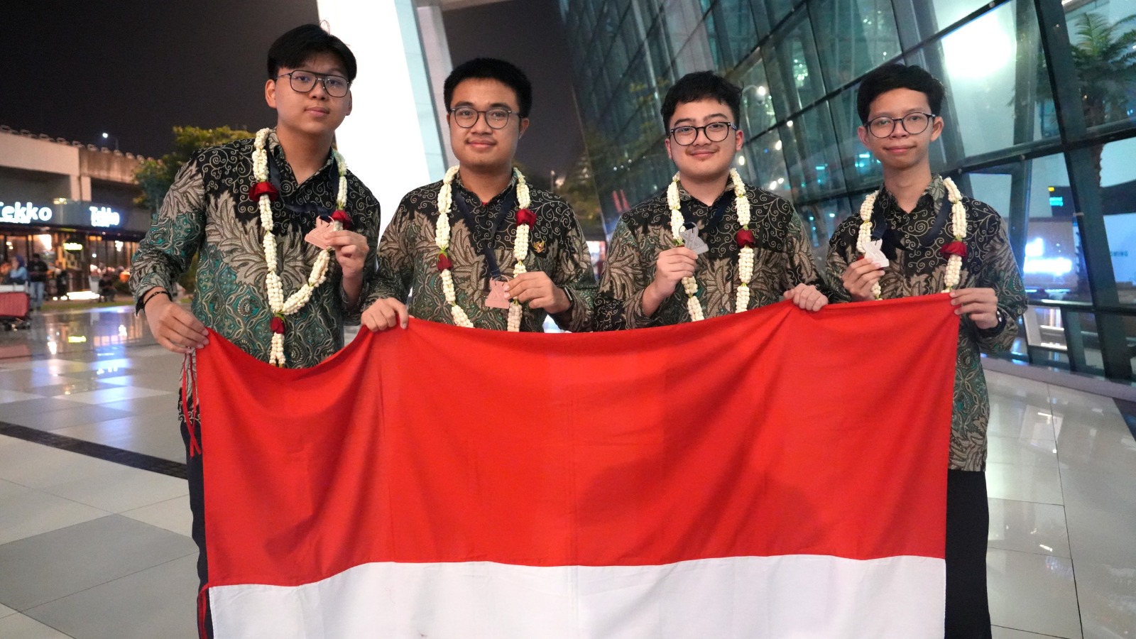 Siswa Indonesia Raih 2 Medali Perak dan 2 Medali Perunggu pada Ajang IChO ke-57 di Uni Emirat Arab (SinPo.id/Kemendikdasmen)