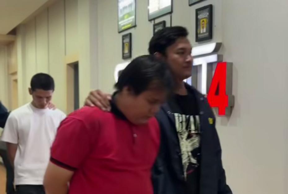 Dua pelaku tawuran (kaos merah dan putih) saat ditangkap (SinPo.id/ Istimewa)