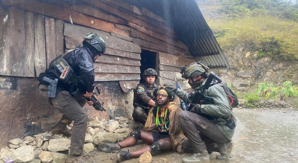 DPO KKB Male Telenggen saat ditangkap (SinPo.id/Dok.Polri)