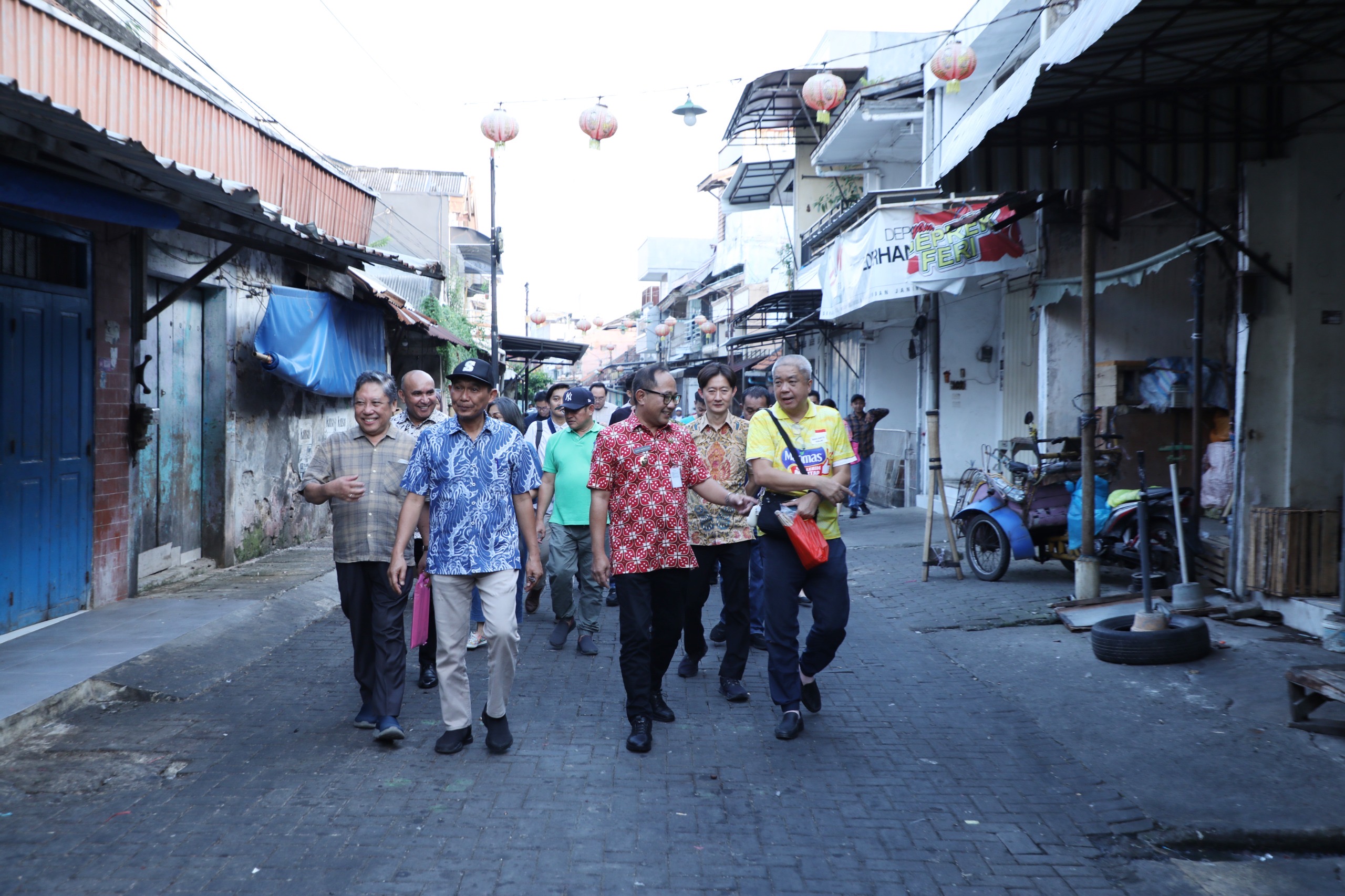 Wakil Wali Kota Semarang Iswar Aminuddin bersama beberapa kepala OPD meninjau langsung kawasan Gang Warung, Kauman, Jalan Gang Pasar Baru No.144, Kranggan. (SinPo.id/Istimewa)