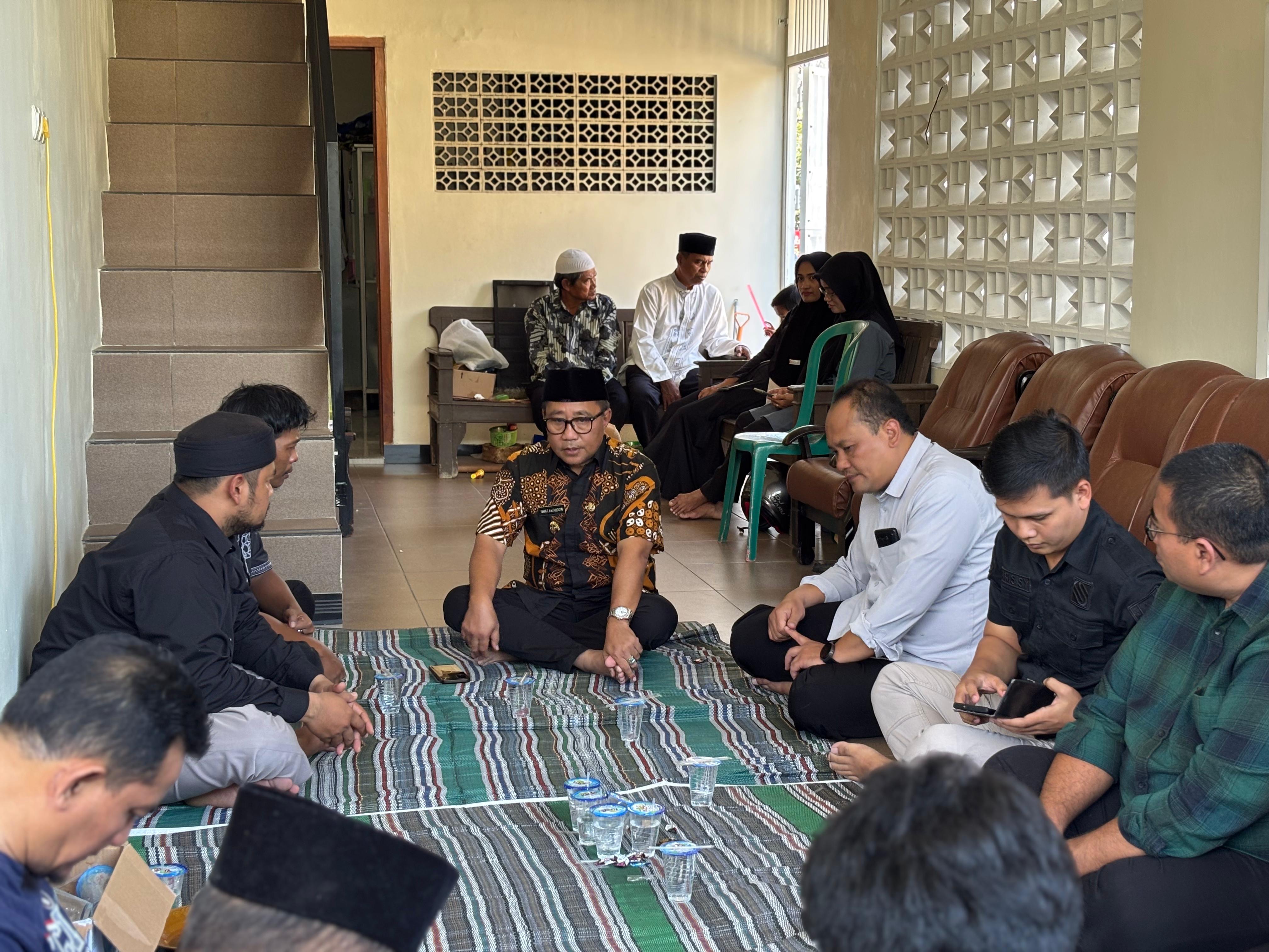 Wakil Wali Kota Semarang Iswar Aminudin takziah ke rumah keluarga korban korban tabrakan Feeder Trans Semarang Bundaran Klipang. (SinPo.id/Istimewa)