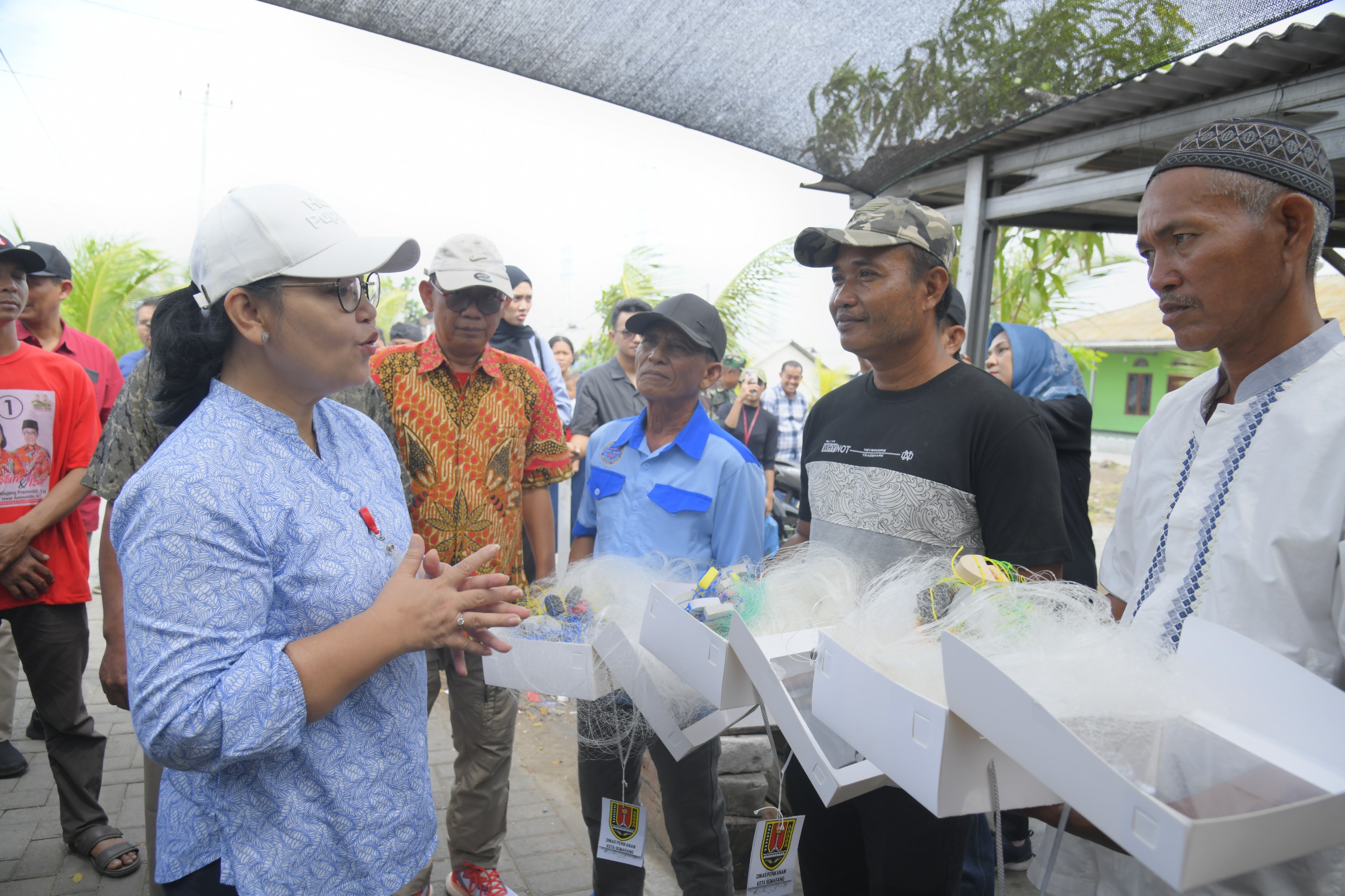 Wali Kota Semarang Agustina dan Wakil Wali Kota Semarang Iswar Aminuddin menyerahkan bantuan operasional berupa bisyaroh. (SinPo.id/Istimewa)