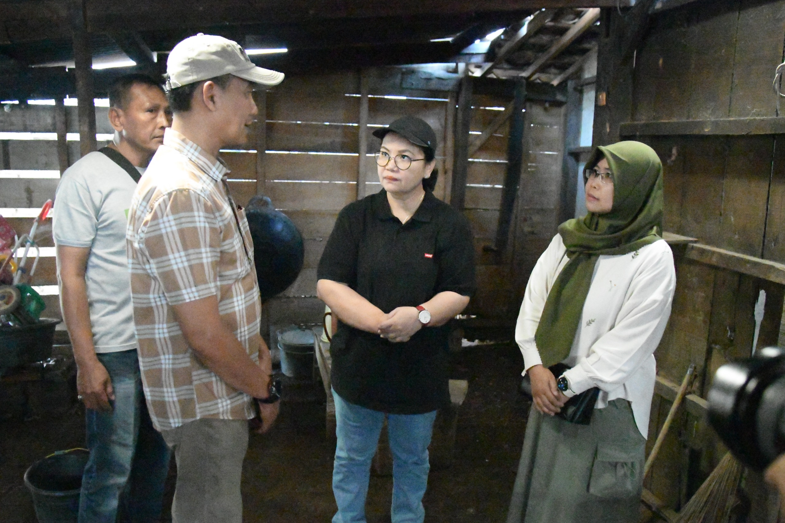 Wali Kota Semarang Agustina mengunjungi langsung lokasi penerima bantuan perbaikan RTLH 2025. (SinPo.id/Istimewa)