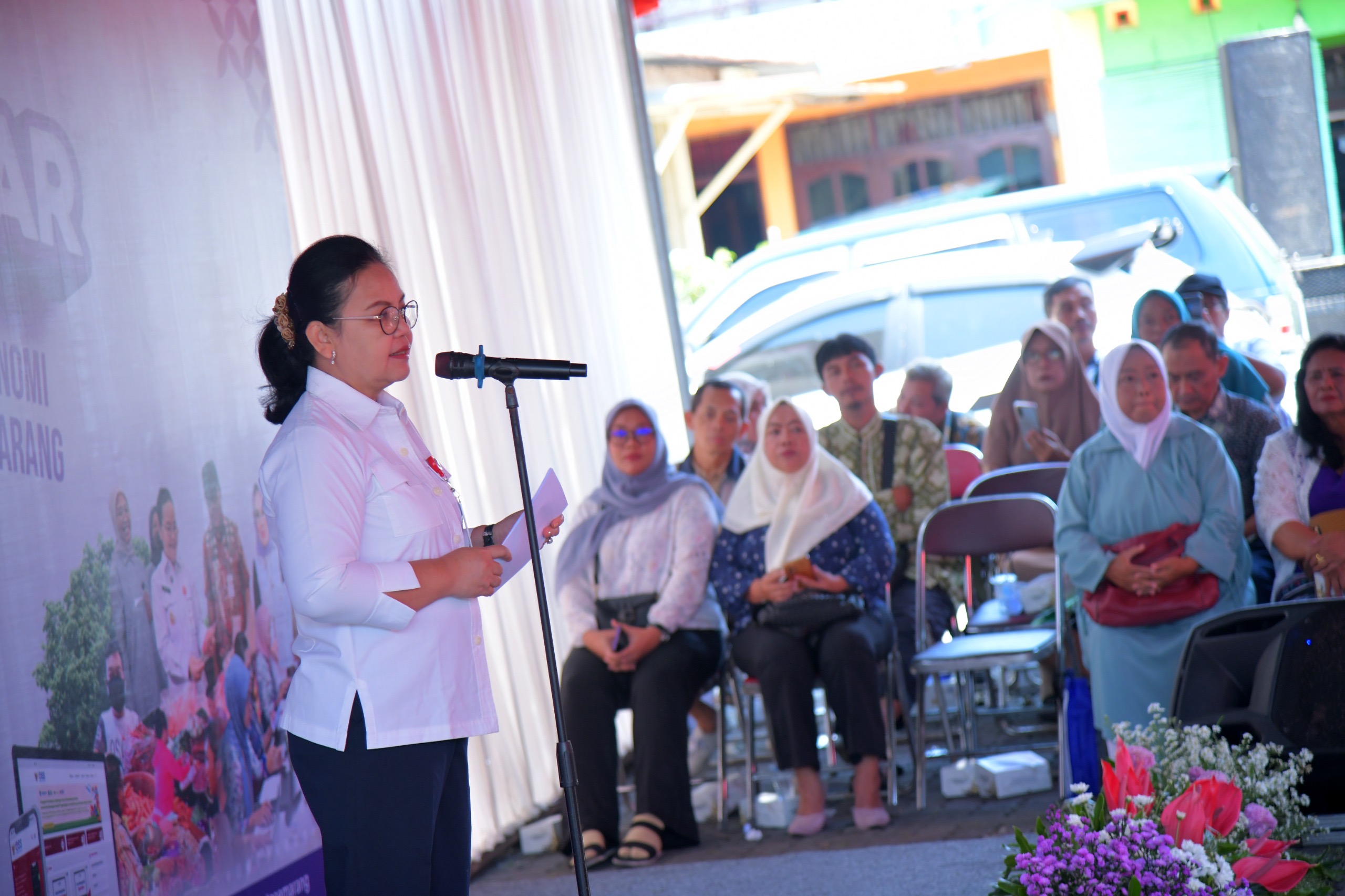Wali Kota Semarang Agustina dalam kunjungan dan dialog bersama para pedagang di Pasar Jatingaleh, Kamis, 10 Juli 2025. (SinPo.id/Istimewa)