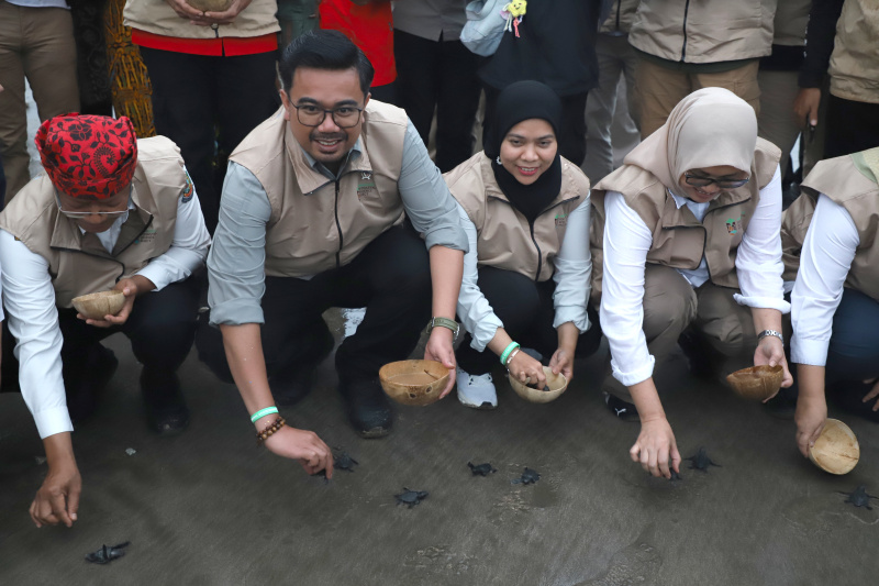 Wakil Menteri Kehutanan Sulaiman Umar Siddiq mengikuti Mangrove Harmony Ride dan Pelepasan 1000 tukik di pantai Trianggulasi Taman Nasional Alas Purwo (Ashar/SinPo.id)