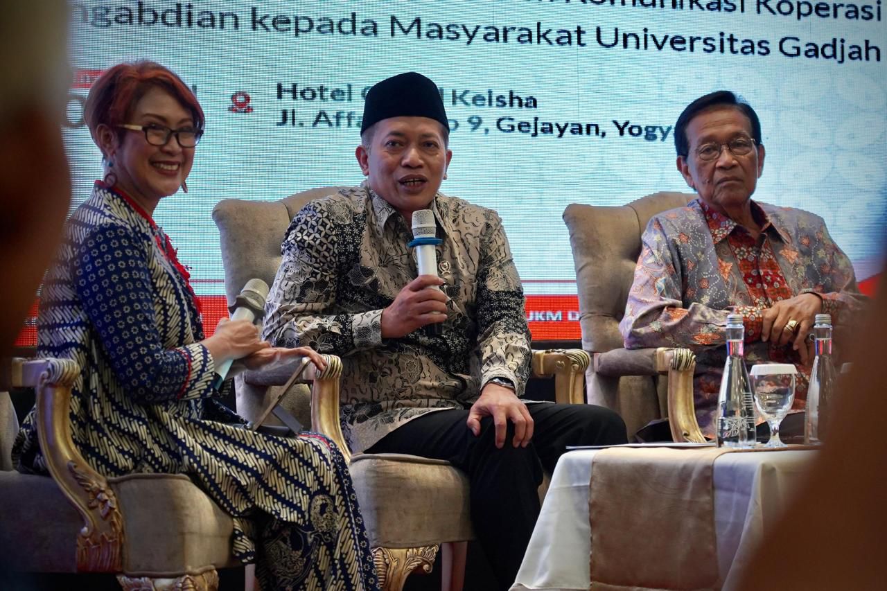 Wamenkop Ferry Juliantono dan Gubernur DIY Sri Sultan Hamengku Buwono X (SinPo.id/ Dok. Kemenkop)