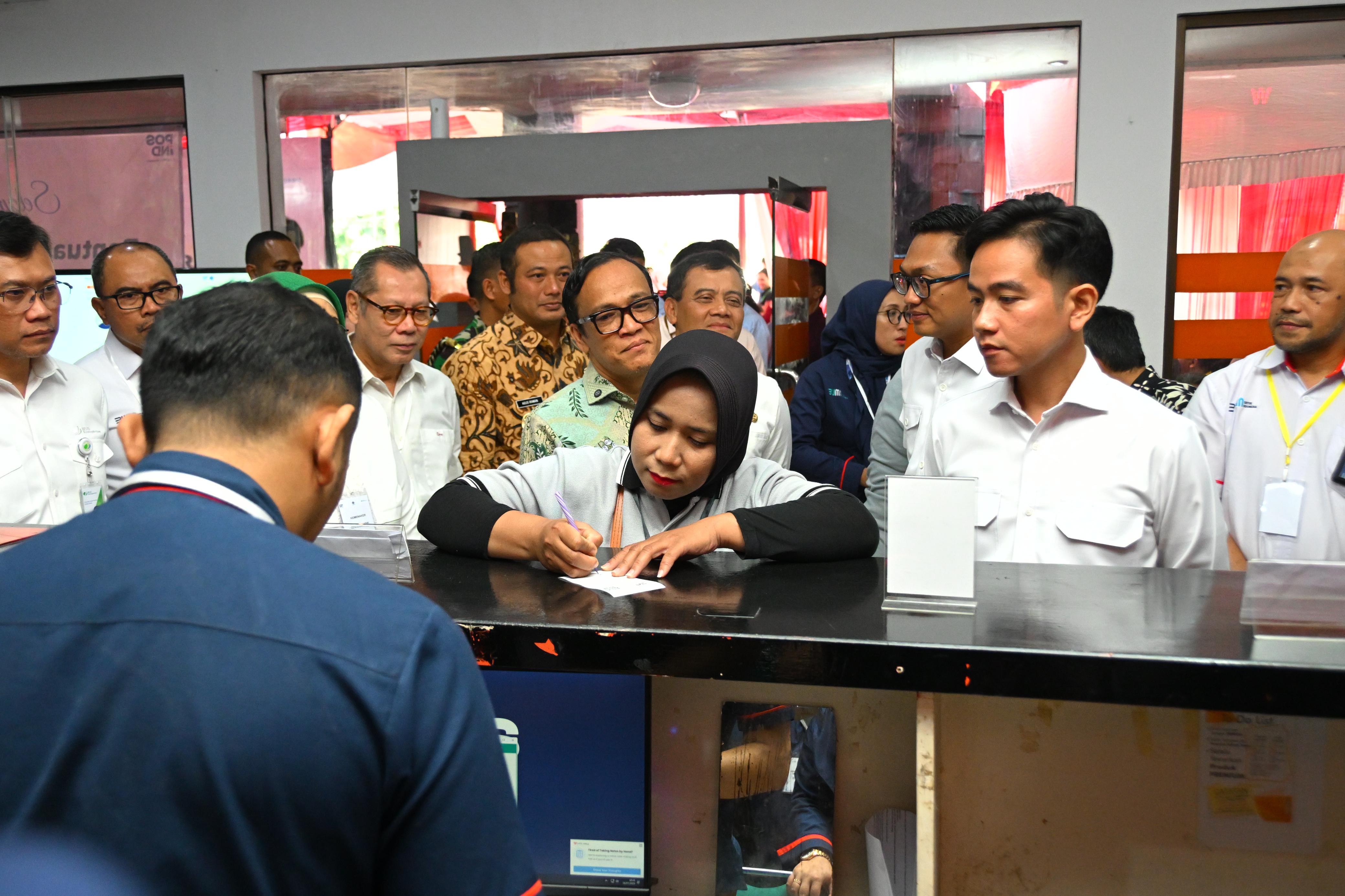 Wapres Gibran Rakabuming Raka mengawal penyaluran BSU (SinPo.id/ Setwapres)