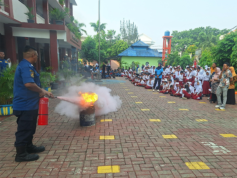 Ilustrasi penggunaan APAR (SinPo.id/Beritajakarta)